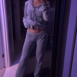 Juciy sett! ljus grön. XS - använd men inte använd. bra skick. men snörerna på byxerna är borta.