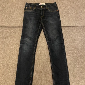 Levis 512 - Ett par mörkblå levis jeans som är i storlek 164cm. Ett par extremt bekväma jeans som passar till allt. Model slim taper, levis 512. Hör av dig vid intresse!