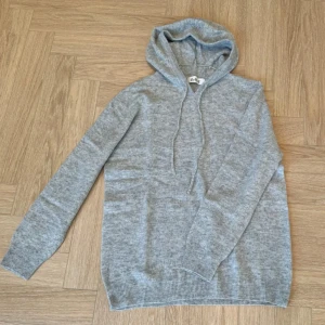 Merinoull hoodie - Tjena! Säljer denna helt nya merinoull hoodien från G.O.T! Självfallet finns inga tecken på användning då den är helt ny! Inga konstigheter!🤝🏼 Prutat och klart! Är också öppen för byte! // Vidar🏄‍♂️