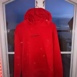 Storlek S sitxh of june hoodie färg röd skick 9/10 men saknar snören till huvan 