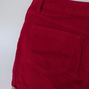 Vinröd minikjol i manchester  - Vinröd minikjol från Topshop i manchestermaterial, helt oanvänd med etiketter kvar. Originalpris 429. Färgen är lite mörkare irl! 