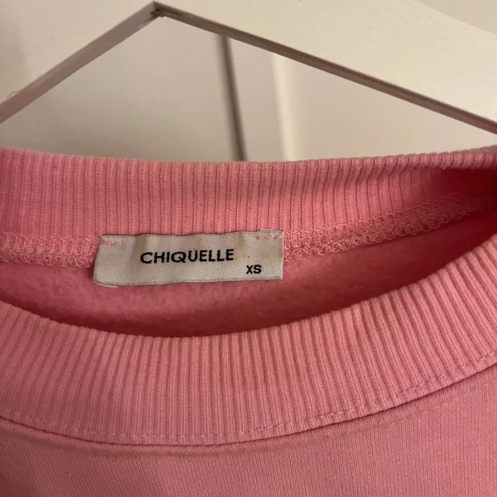 Rosa sweatshirt från Chiquelle storlek xs, lite kortare i modellen. Tröjor & Koftor.