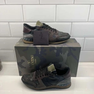 Valentino rockrunners  - Säljer nu dessa riktigt feta skorna || använt skick, små revor, inget som märks vid användning || nypris: 6000kr, vårat pris: 2099kr || storlek: 40 men sitter större, som 41-41,5 || ingår: skor, box och kort || har du frågor är det bara att skriva :)