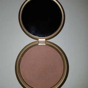 Nuxe Prodigieux Poudre Eclat compact Bronzing Powder - Det översta lagret har smulats sönder pga lite omild behandling, annars bara testat. Rengjort efter konstens alla regler 😉