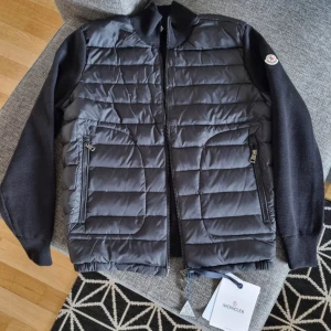 Moncler Cardigan  - fett snygg cardigan inte använd nån gång var för liten för mig så helt ny om ni tror 1550 för en @kta då e nu sjuka den är inte de