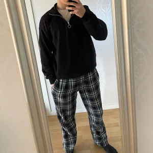 Zip Up Hoodie - Tja,Säljer en zip up hoodie ifrån zalando, aldrig använd då jag tyckte den var lite stor. 