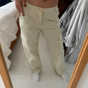 Beiga byxor  - Beiga baggy byxor med massa fickor. Har normalt storlek M så dessa blir skönt baggy. 