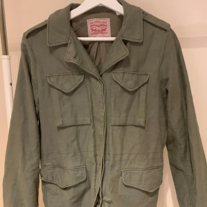 Fieldjacka Levi’s - Säljer denna sjukt snygga fieldjackan från Levi’s✅ Jackan är mycket gott skick och har inga defekter✅ Storleken är S och passformen 10/10🍁. Jackan är perfekt nu till hösten🍁. Hör av er vid minsta fråga eller fundering😁🍁
