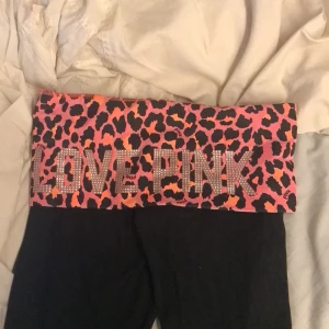 Pink yoga pants - Pink yoga pants som jag egentligen sålde men hen skickade tillbaka så säljer dom igen💋💋 (de e bootcut o skickar inga bilder på) 