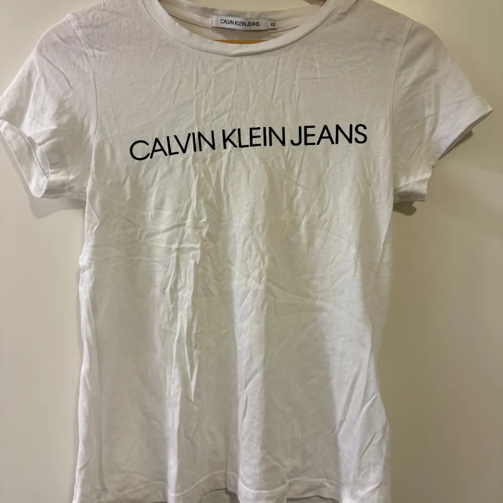 Calvin Klein T-shirt. Fint skick, lite skrynklig pga att den legat nerpackad ett tag.   Säljes för 449kr på Zalando . T-shirts.