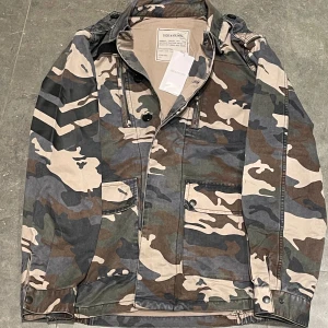 Zadig & Voltaire field jacket - Eftertraktat Zadig & voltaire field jacka i storlek S nypris: 4500    mitt pris: 1500   pris inte hugget i sten så hör av er om funderingar🤝