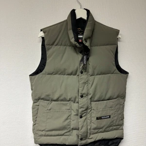 Grön dunväst från Canada Goose - Snygg, varm dunväst från Canada Goose. Bra skick! 