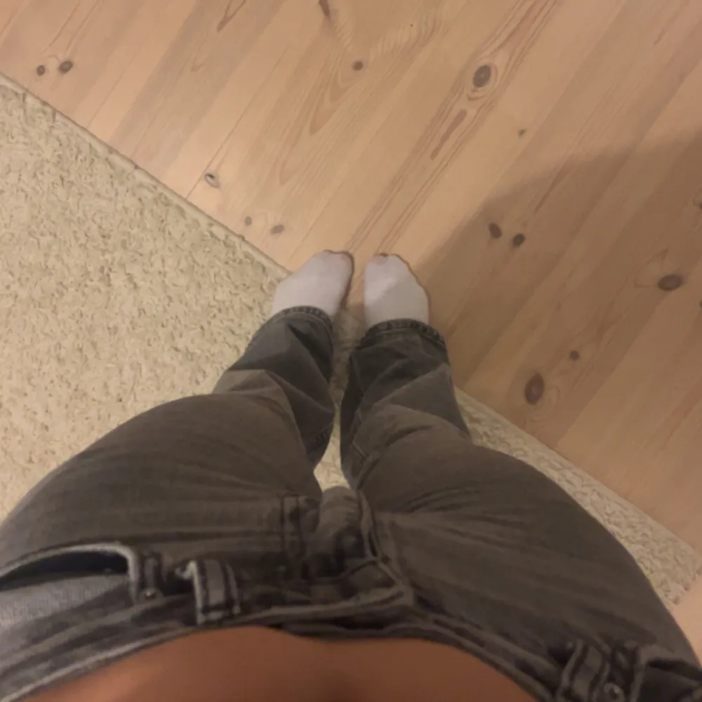 Säljs då det ej kommer till användning. Dessa är mid waist men det synns inte när man har tröja över. Köparen står för frakt, använd gärna köp nu 💞.. Jeans & Byxor.