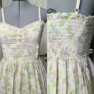 Mönstrad klänning/topp 36 - Fint skick, 100% bomull. Fläck mitt fram, men den kamofleras av mönstret då den är typ samma färg. Byst vidd: 36, midjevidd: 34, kjollängd mätt från midjesömmen: 42.