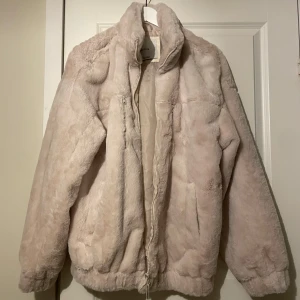 Pälsjacka Bershka - Pälsjacka från Bershka. Storlek M. Aldrig använd