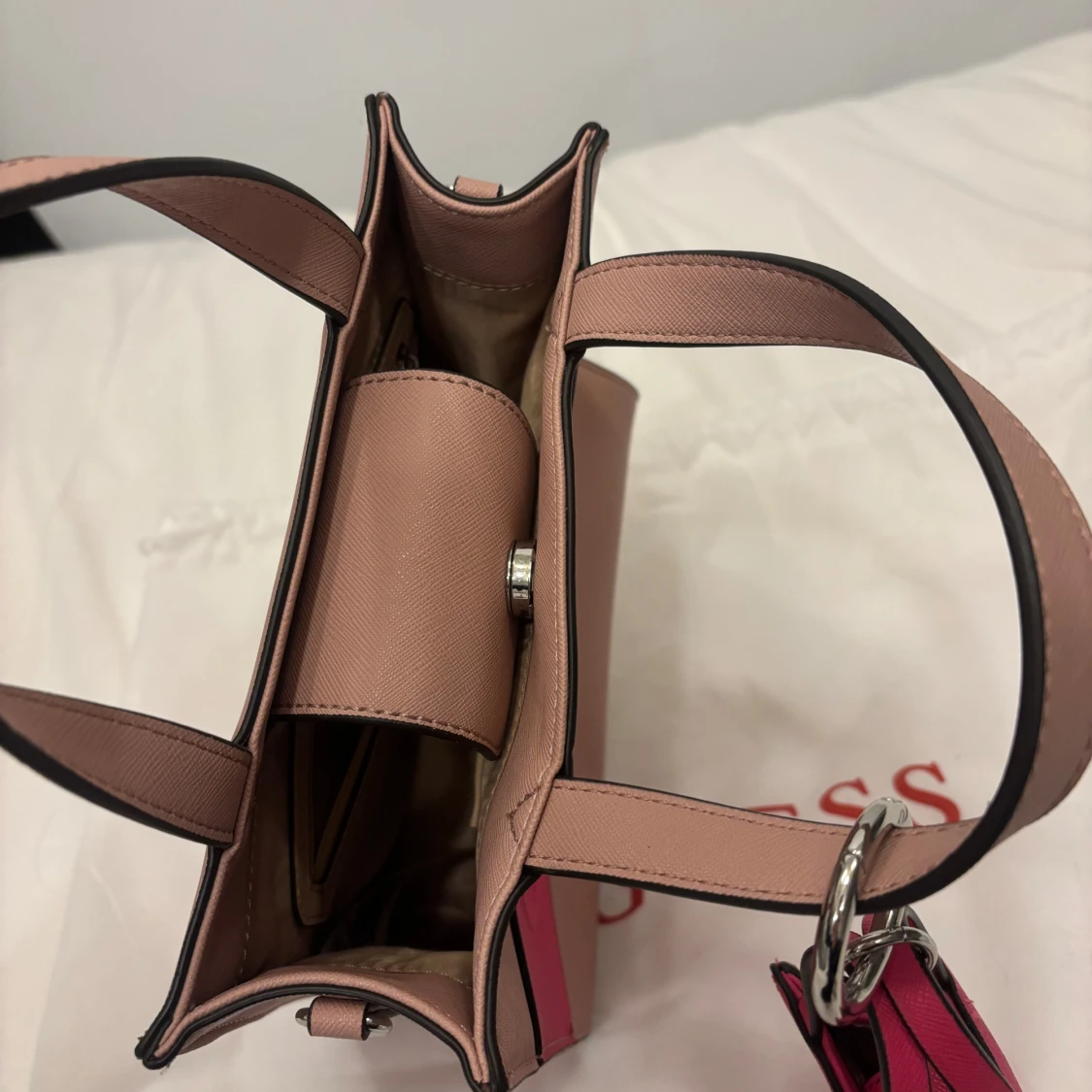 Beige och rosa handväska från Guess - 90