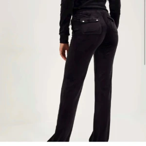 Juicy byxor  - Säljer mina skitsnygga svarta juicybyxor som är Såå sköna !! Storlek xs men passar mig perfekt som har storlek S.  Säljer billigt då jag vill bli av med dom och för att silvriga plupparna åkt av. Använd gärna köp nu!💓