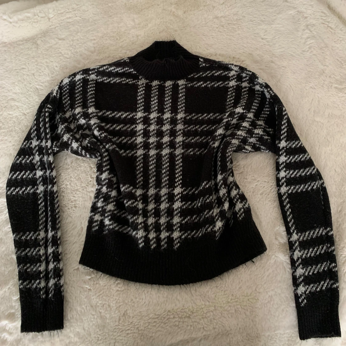 Stickad rutig tröja