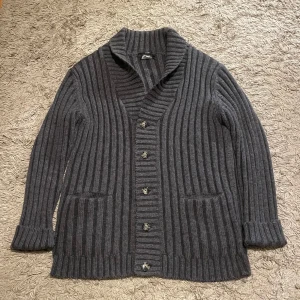 Filippa K Cardigan  - Tjena! Säljer denna en snygg och elegant cardigan ifrån Filippa K🔥  I storlek L men passar M. Nypris runt 2000kr säljer nu för 799kr!🙌 Hör av dig vid funderingar!🤔