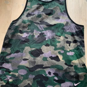 Träningslinne från Nike - Träninglinne i nyskick Bröstmått 50 cm 67 cm från axel till nederkant