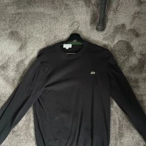 Lacoste tröja  - Hej, säljer denna Lacoste tröja. Den är i super fint skick med inga skador och den är storlek S!