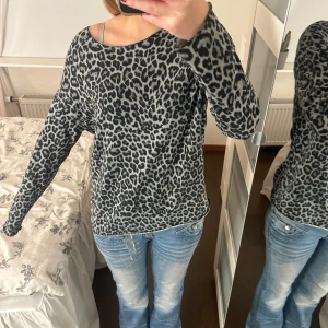 Långärmad tröja - Långärmad leopard tröja