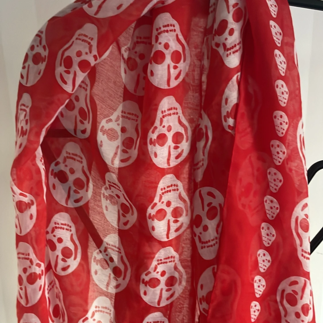 Röd halsduk med dödskallemönster