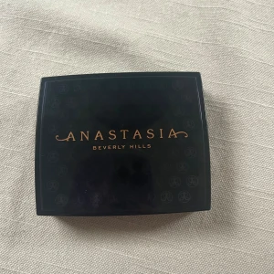 Anastasia Beverly hills bronzing powder - Anastasia Beverly hills bronzing powder i färgen Saddle. Använd 3 gånger. 