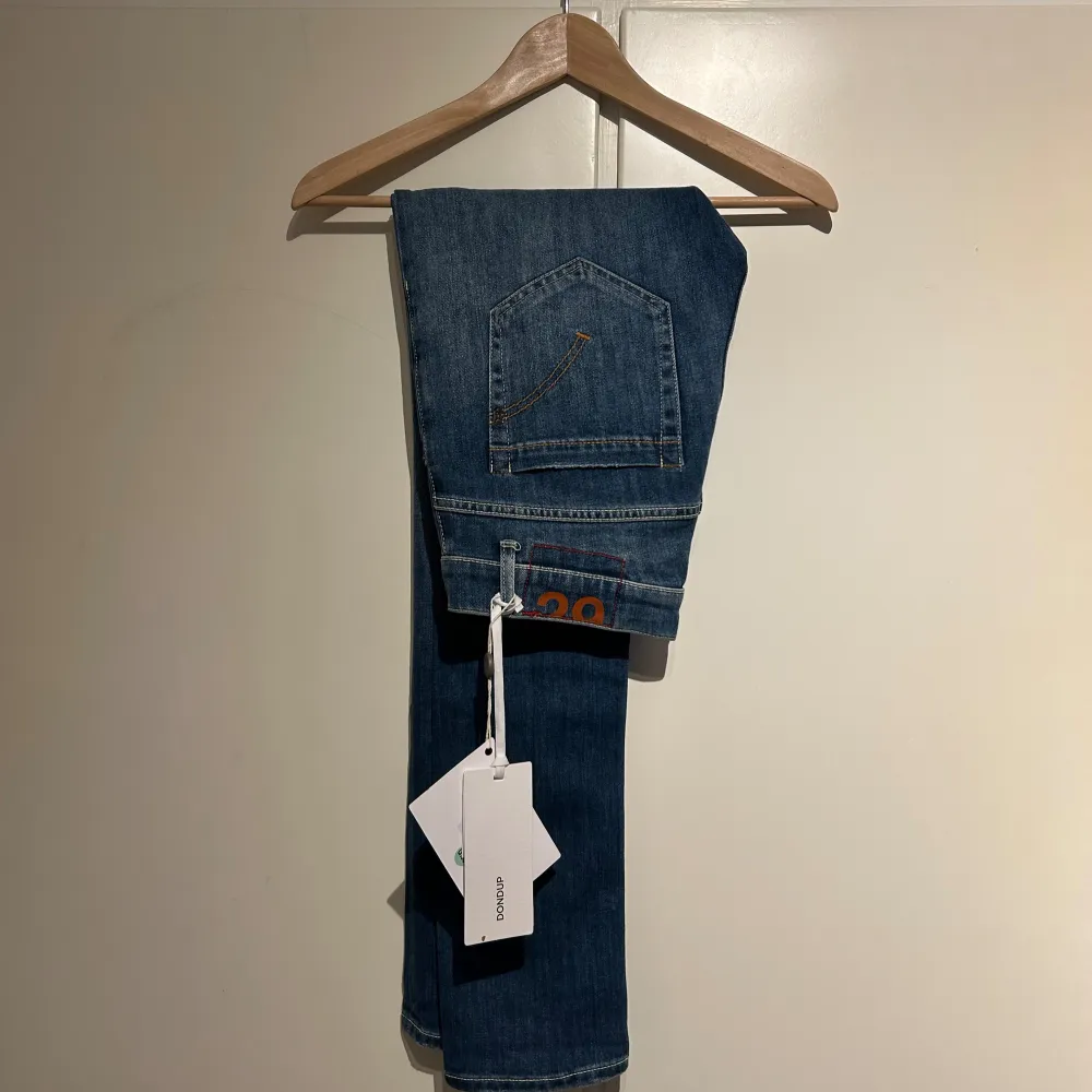 Vi säljer nu dessa högt eftertraktade dundup george jeansen | Sprillans nya, med lapp kvar! | Strl: 29, slim fit | Tveka inte på att höra av dig vid eventuella frågor. Jeans & Byxor.