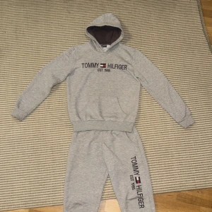 Tommy Hilfiger Hoodi och byxor , Strl. M - Säljer en snygg och välvärdad Tommy Hilfiger- hoddi och byxor i storlek M.  Om man vill  bara ha själva hoodin kostar det 150kr och för byxor är det 100kr. Mer frågor kontakta mig 
