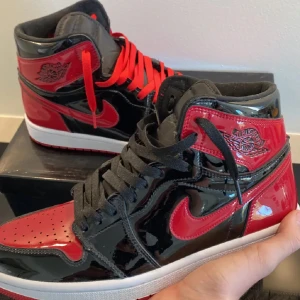 Jordan 1 patent bread - Använda en gång! Säljer dessa då de ej passar mig och bara står och dammar här hemma! Kommer med Og box och papper m.m 