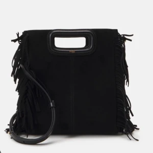 Maje väska - Säljer min svarta majeväska, mellan storlek och dustybag finns! ❤️🤗 inte så bra skick på väskan därav pris 