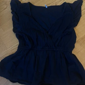 fin topp - Mörkblå topp, inga tecken av användning, strl s💓