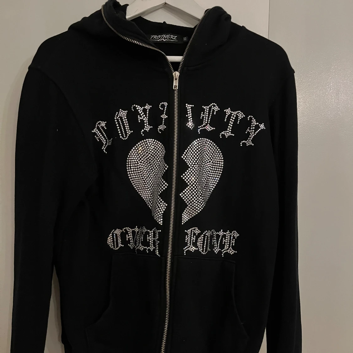 Svart hoodie med glittrigt tryck från Trotherz