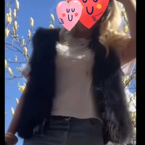 Svart pälsväst - Säljer denna såå snygga pälsvästen!!🩷🩷❤️