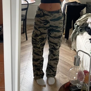 Cargopants med militärtryck - Skitsnygga cargopants, sitter jättebra. Köpta på berchkas herravdelning för 1 år sedan. 
