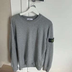 Stone island tröja  - Min stone Island sweatshirt som jag aldrig använder länge och har knappt använt då den är för stor för mig. Skick 9/10, pris 1200, pris kan diskuteras 