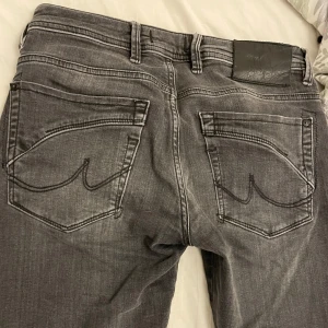 Ltb jeans - Superfina ltb jeans Skriv vid frågor om tex mått svarar så fort jag kan!💖 Uppsprättade längt ner  Insydda i midjan och lite vid benen men inget som syns!❤️🫶🏻 Säljer då dom inte passar mig så bra Fina fickor  Använd ett fåtal gånger🫶🏻