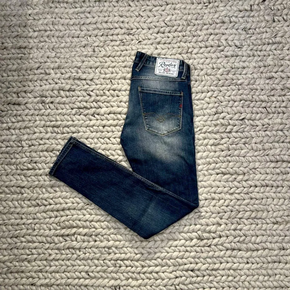 Tja säljer just nu dessa schyssta jeans från Replay i modellen Anbass. Passform - slim, modell 180 (67kg). Skriv för fler frågor/bilder mvh vestimenta☺️. Jeans & Byxor.