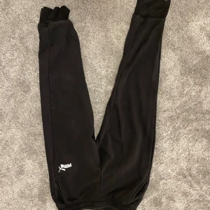 Svarta puma byxor  - Ett par svarta sköna mjukis byxor 