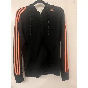 Säljer min snygga och bekväma Adidas-hoodie, använd sparsamt och utan synliga tecken på slitage. 