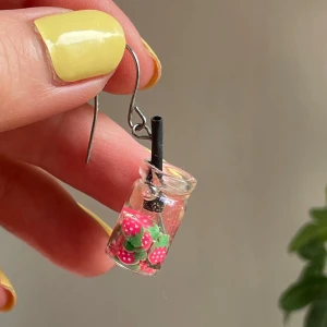 Örhängen med jordgubbar  - Endast använda ett fåtal gånger 
