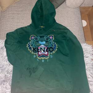 Mörkgrön kenzo hoodie i storlek M. Liten defekt då det en sömm på lilla märket på insidan gått av men det kan lätt lagas. Pris 499 kr men kan diskuteras! Är även öppen för byte! 