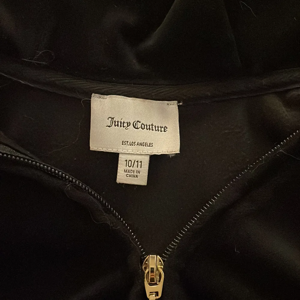 Sjukt snygg juicy couture tröja💕säljer pga att den är för liten. Väl omhändetagen och bra skick. Strl 10-11år.. Hoodies.