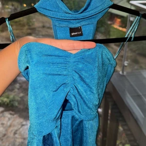 Blå ärmlös topp från Gina Tricot - Säljer en snygg blå ärmlös topp från Gina Tricot. Den har en cool rynkad detalj framtill och smala axelband. Perfekt för sommaren eller en festkväll! 💙