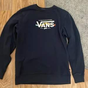 Vans tjocktröja - Säljer då denna tjocktröjan pga den inte kommer till användning längre, 10/10 inga deffekter pris går o diskuteras