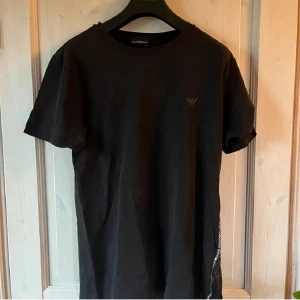 Ea7 armani t-shirt - Säljer nu denna armani tröjan  Skick 10/10 Strolek M Pris kan diskuteras vid snabb affär