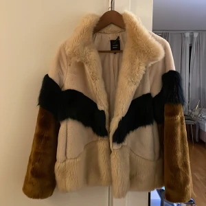 Pälsjacka - Vintage pälsjacka från Zara! En knapp har gått av men finns extra knappar💞