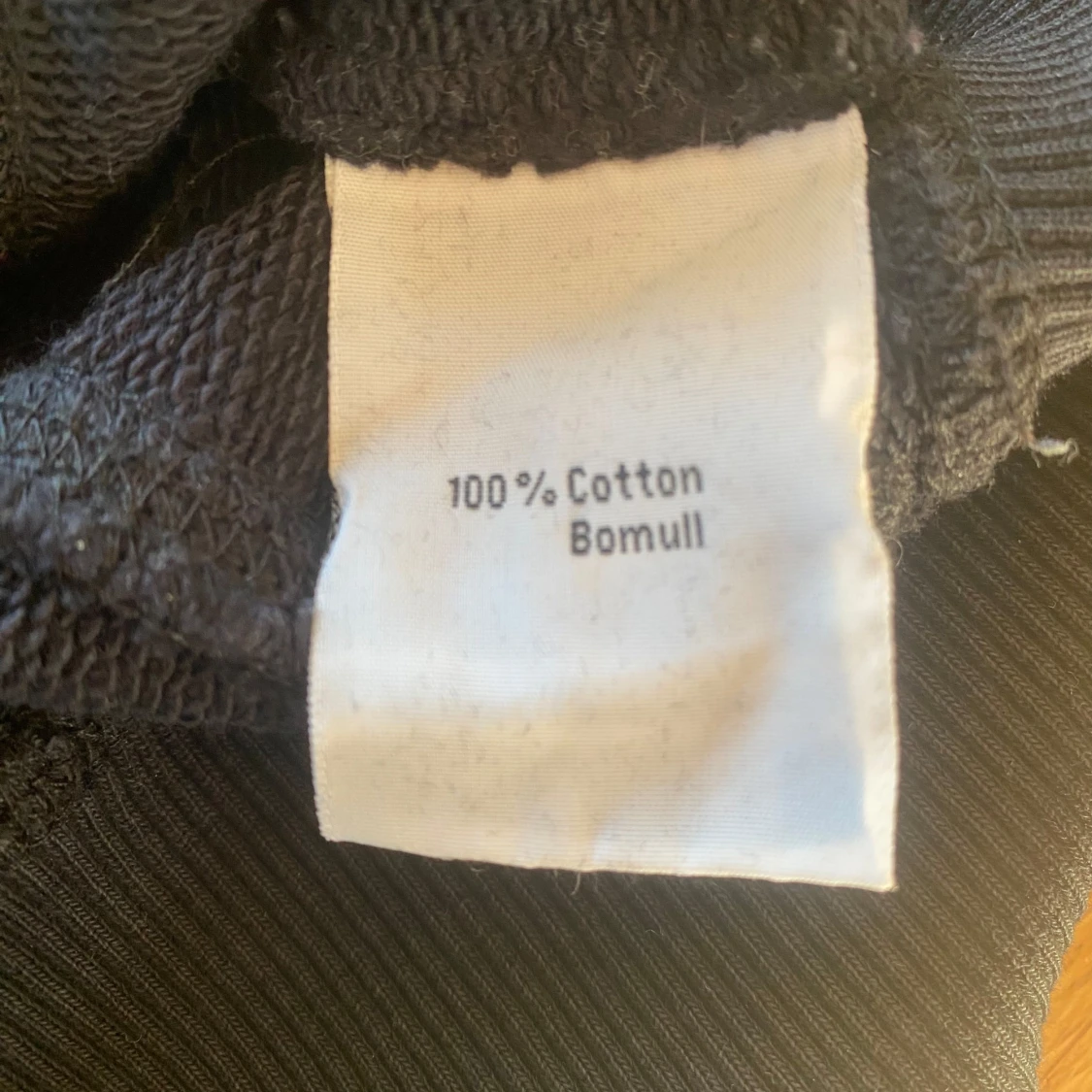 Svart sweatshirt med Kalle Anka Disney signature från Emilio i strl S - 93