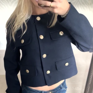 Zara jacka  - Mörkblå jacka från zara. Aldrig använd. Den är i storlek M men passar perfekt på mig som vanligtvis bär Xs eller S